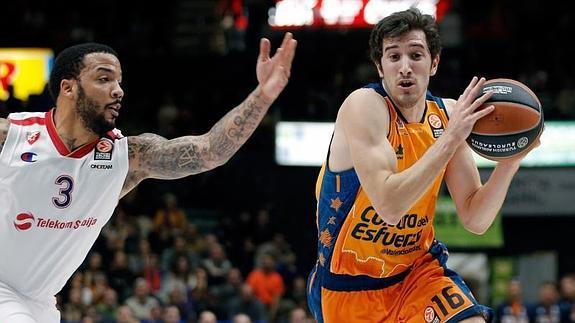 El base del Valencia Basket Guillem Vives, con el balón ante el base de Estrella Roja Marcus Williams.