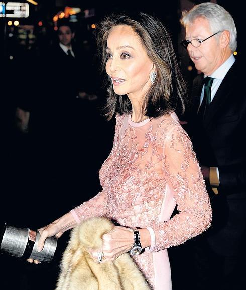 Isabel Preysler lució en Valencia un vestido rosa con trasparencias y brillantes. 