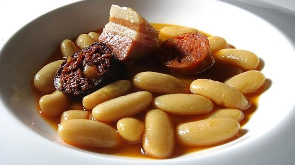 Plato de fabada asturiana.