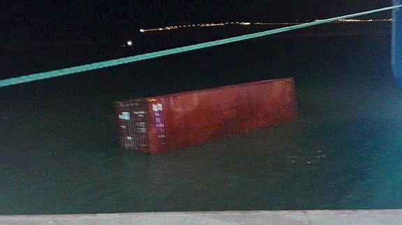 Uno de los contenedores que se han precipitado al agua.