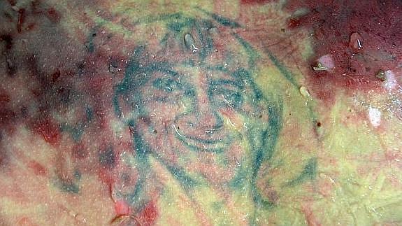 Fotografía del tatuaje de la víctima distribuida por la Policía francesa para su identificación el pasado julio.