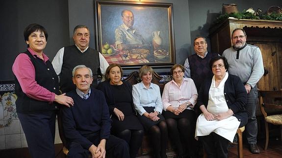 Nardi Amador y José Luis, Félix y Miguel Luzuriaga. Sentados, Pablo Gómez, Pilar Luzuriaga, Encarna Jorge, Mari Tere Luzuriaga y Nieves Uruñuela, con el cuadro de Felipe. 