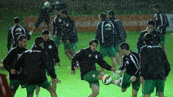 El entrenamiento de la selección, pasado por agua. 