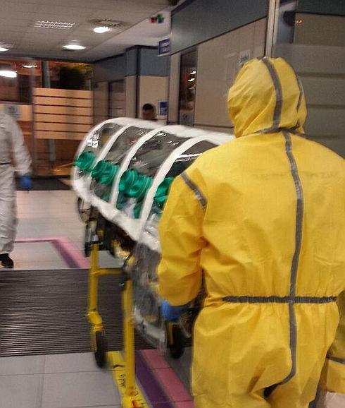 El paciente, en el traslado desde el hospital de Cruces a Basurto.