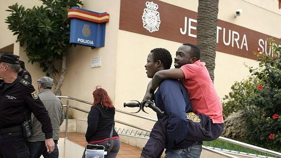 Dos inmigrantes en Melilla.