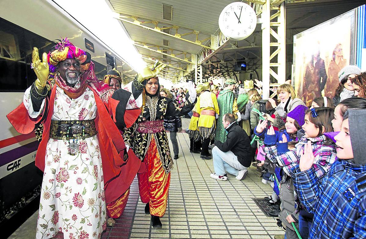 Los Reyes Magos volverán a llegar a la estación de tren de Vitoria el lunes. 