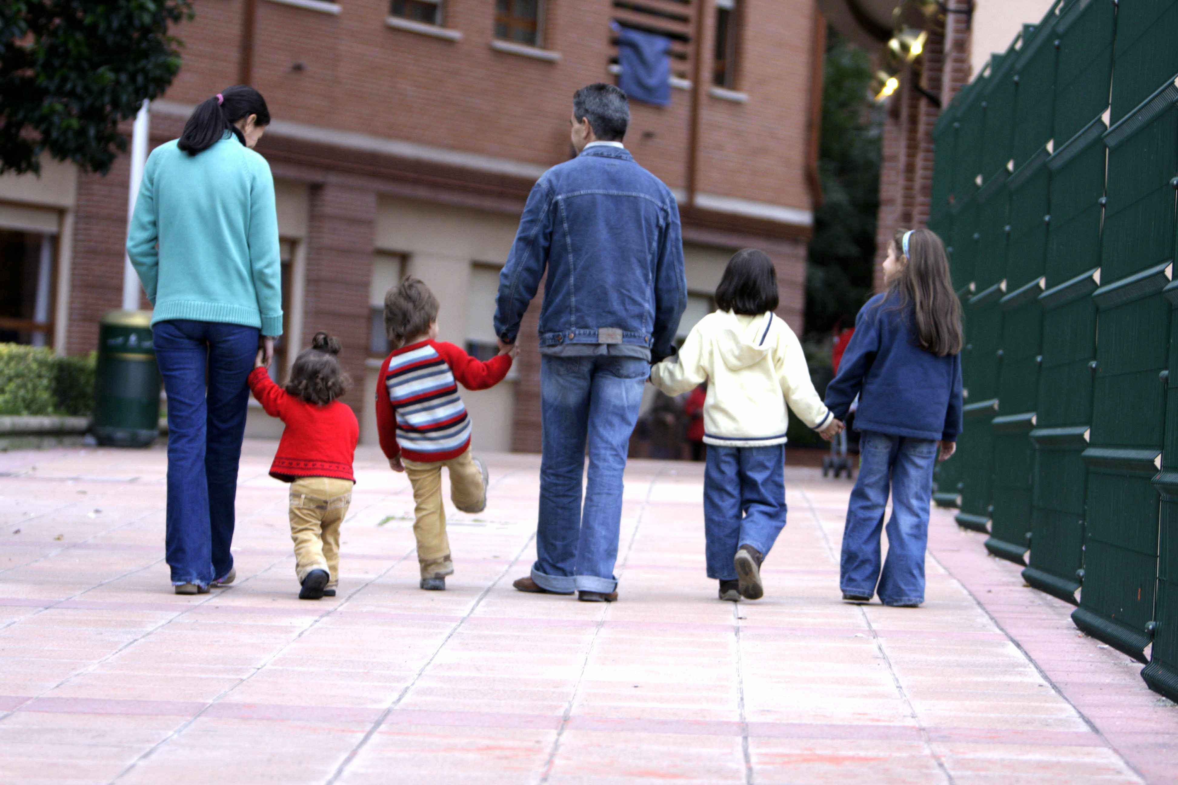 Una familia pasea por una calle de Bilbao. 