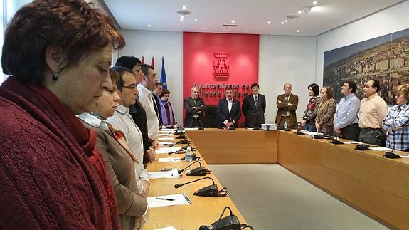 Los miembros de la Corporación municipal guardaron un minuto de silencio en memoria de los fallecidos en los atentados terroristas de París de la pasada semana. 