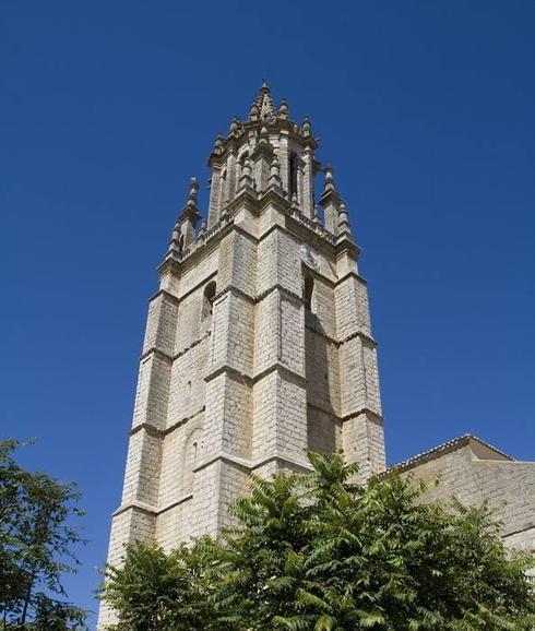 La torre de la colegiata de San Miguel de Ampudia, conocida como la Giralda de Campos.