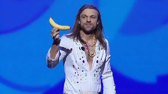 El divertido truco del mago sueco que confunde una bandana con una banana