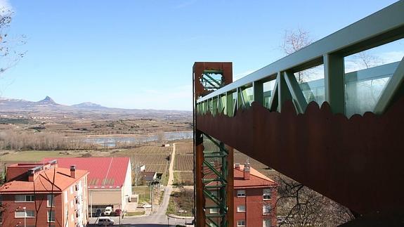 El ascensor salva el desnivel de la localidad. 
