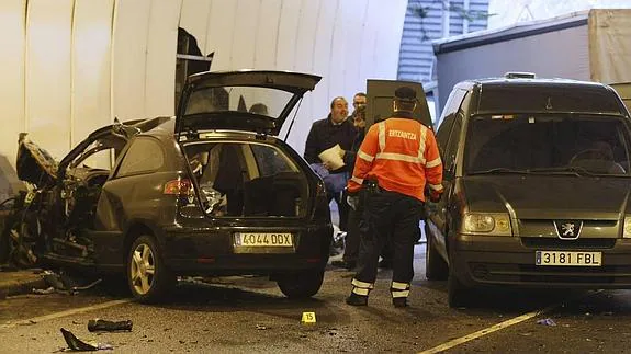 El vehículo en el que viajaban los jóvenes chocó contra un camión en el túnel de Arrajola en Eibar. 