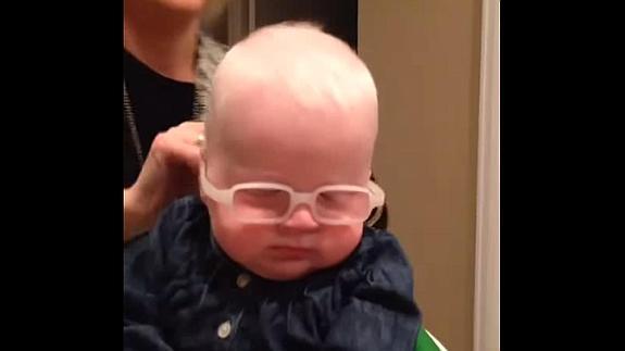 La reacción de una bebé albina que ve a su madre por primera vez