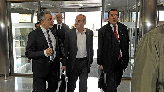 Los tres diputados generales, Javier de Andrés, Martin Garitano y Jose Luis Bilbao.