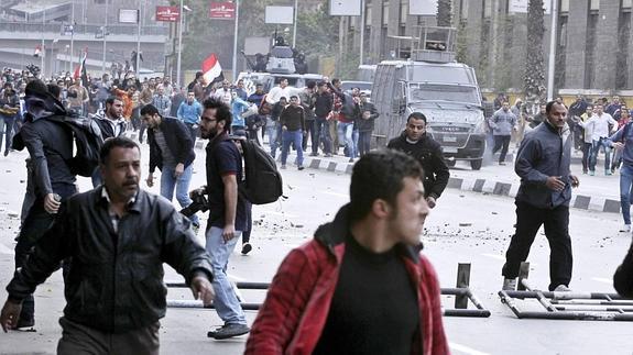 Manifestantes y coches blindados cerca de la plaza Tahrir. 