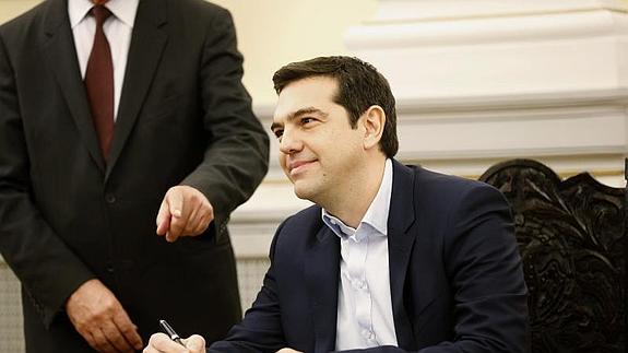 Alexis Tsipras (dcha), mantiene un encuentro con Panos Kamenos.EFE
