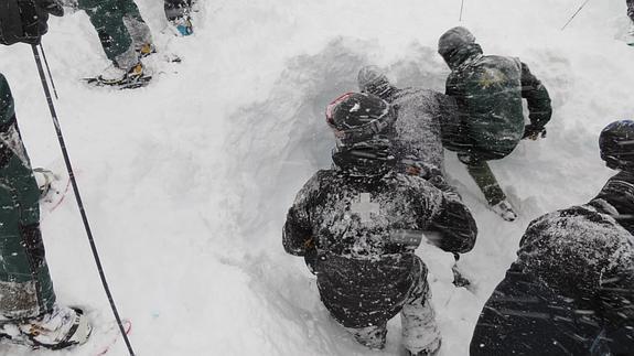 Un momento del rescate del cuerpo sin vida del esquiador vizcaíno. 