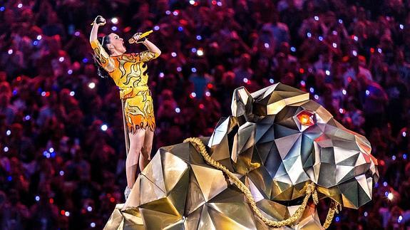 Katy Perry ruge a lomos de un tigre brillante como una suerte de Xena rebozada en purpurina.