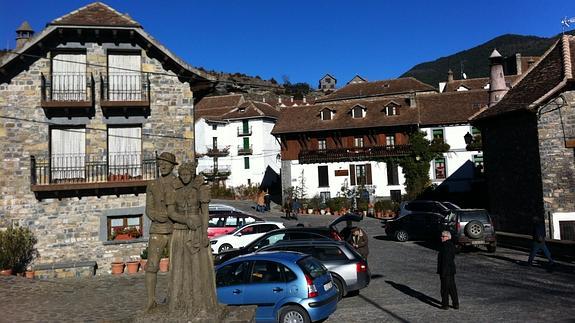 Hecho, un pueblo coqueto, arracimado entre casas de piedra rematadas con unas chimeneas troncocónicas muy peculiares.