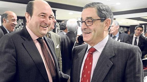 Andoni Ortuzar, el presidente del PNV, con Mario Fernández tras una conferencia del banquero.