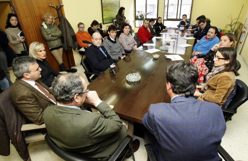 Un momento de la reunión que ayer mantuvo Baudilio Fernández-Mardomingo con varios propietarios de negocios afectados por el desbordamiento del Ebro. 