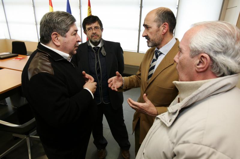 José Ángel Renero y José María Arribas con versan con representantes de las aseguradoras. 