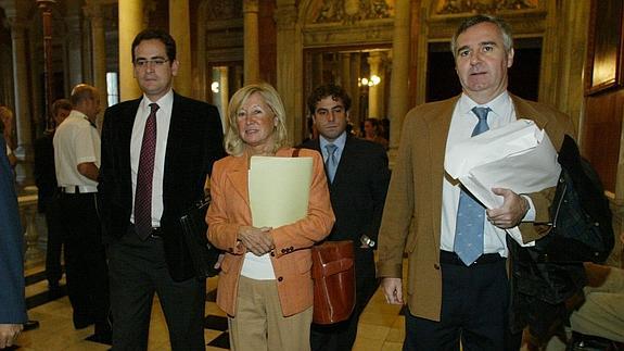 Luis Eguíluz, a la derecha, con Antonio Basagoiti y Juana Iturmendi, en una imagen de archivo.