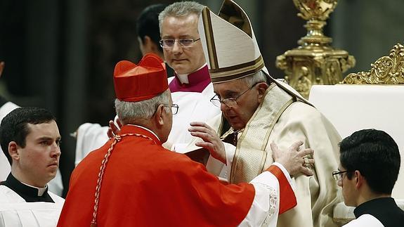 El Papa abraza a Blázquez durante a ceremonia celebrada en la basílica de San Pedro.