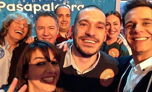 Luis Esteban, rodeado del equipo y los invitados. 