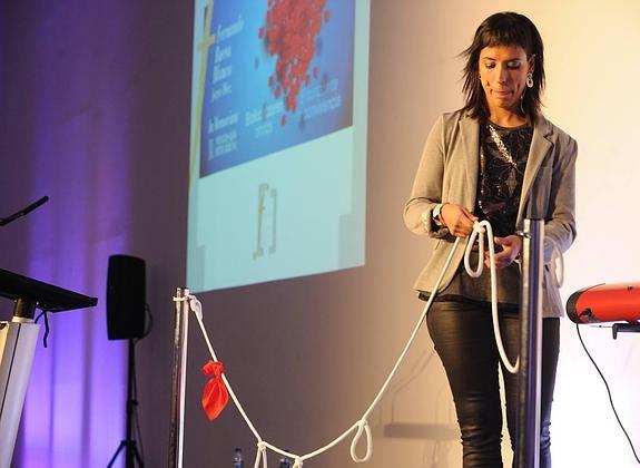 Sara Buesa, hija de Fernando Buesa, durante el acto de homenaje al político socialista asesinado por ETA en Vitoria hace 15 años. 