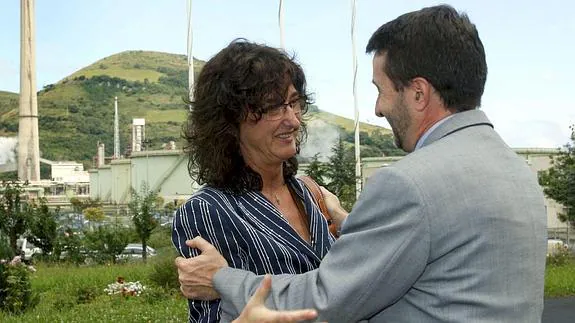 Idoia Zenarruzabeitia y Josu Jon Imaz, durante la visita que la primera realizó a Repsol en 2008.