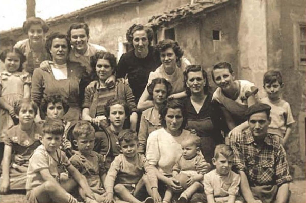 Un grupo de personas en Sestao, durante la época franquista.