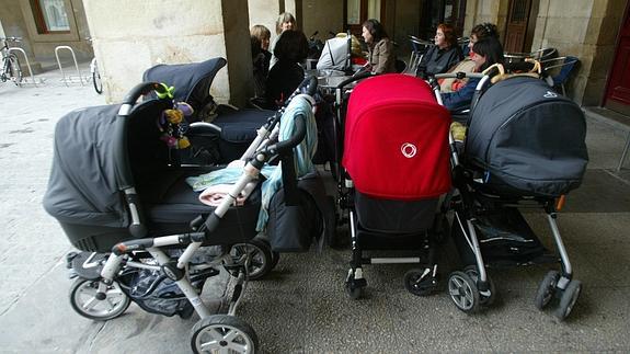 Un grupo de madres con sus cochecitos en una terraza de Vitoria.