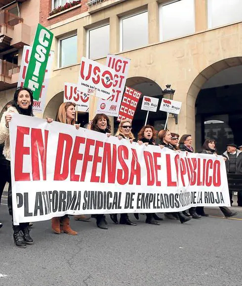 Una de las muchas manifestaciones de funcionarios en Logroño de estos años contra los recortes del Gobierno regional.