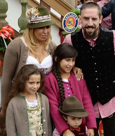 Ribery junto a su mujer e hijos.