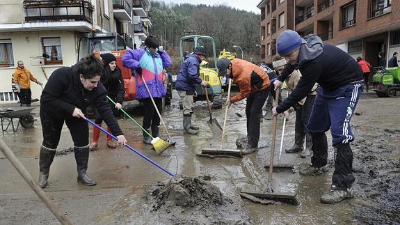 Vecinos de Zalla trabajan para reducir las consecuencias del temporal.