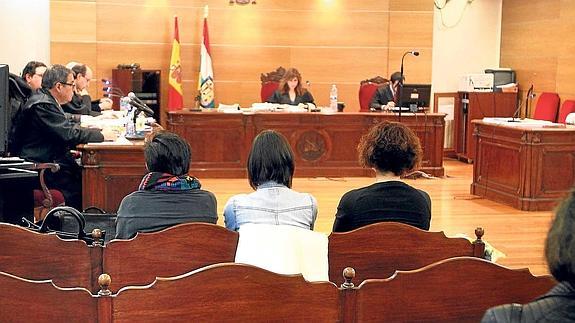 Las procesadas, en el banquillo de la Audiencia Provincial, durante la sesión celebrada ayer. 