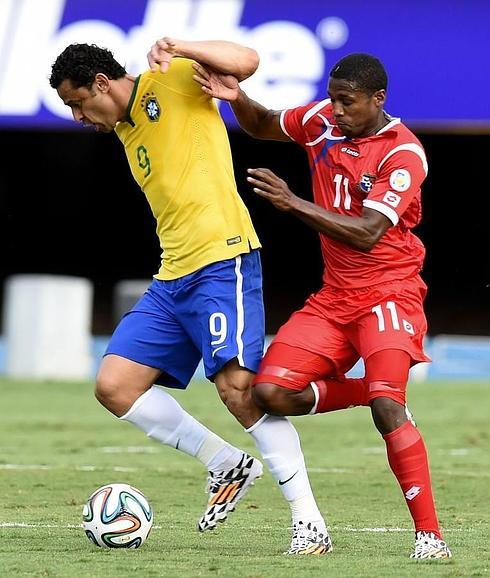 Luis Tejada (derecha) disputa un balón durante la Copa del Mundo de Brasil 2014. 