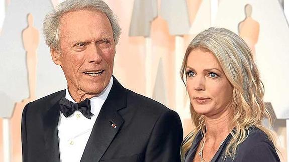 Clint Eastwood, con Christina Sandera, en los Oscar.
