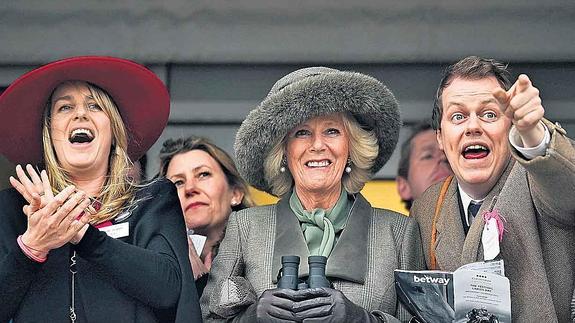 Camila Parker Bowles, acompañada de sus hijos Laura y Tom.