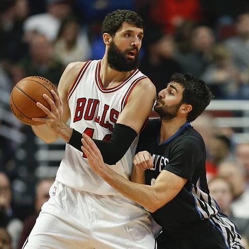 Mirotic, defendido por Rubio