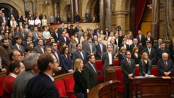 El Parlamento catalán ha guardado un minuto de silencio como condena del atentado de Túnez.