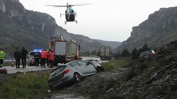 El helicóptero de Osakidetza parte con heridos de un accidente cercano al tramo de autopista más peligroso de España.