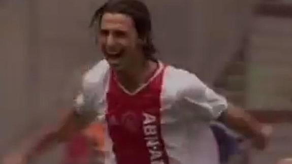 Ibrahimovic celebra el considerado mejor gol de la historia del Ajax.