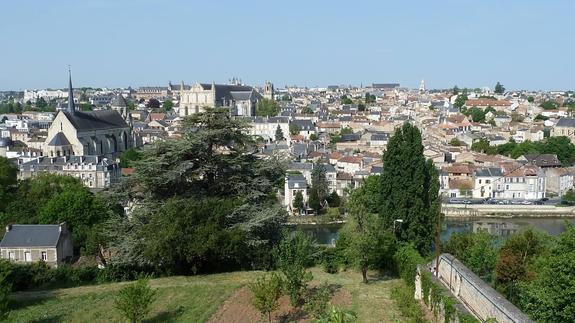Vista de la ciudad desde el otro lado del río. 