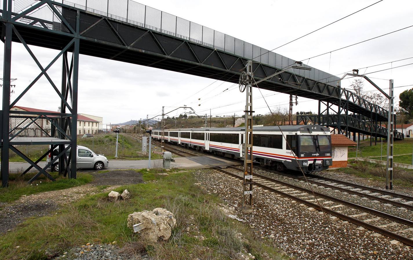 El paso peatonal sobre la vía, sin estrenar desde hace más de cuatro años, será sellado en ambos accesos por problemas de seguridad. 