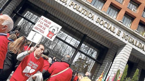Afectados por la hepatitis C se manifestaron ayer ante el Ministerio de Sanidad, donde se reunía el Consejo Interterritorial.