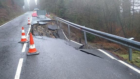 Carretera afectada por el desprendimiento. 