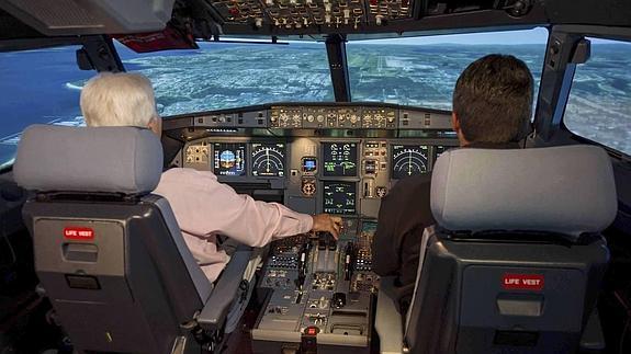 Un piloto y un copiloto en el simulador de un A320.
