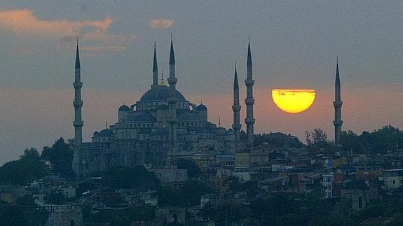 Puesta de sol en Estambul, ante la Mezquita Azul.